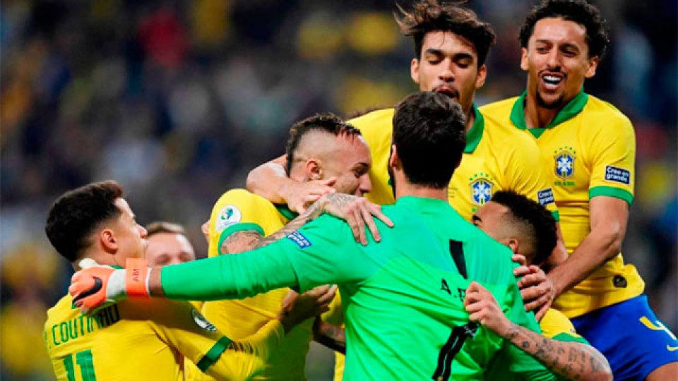 Brasil sufrió pero eliminó a Paraguay por penales.