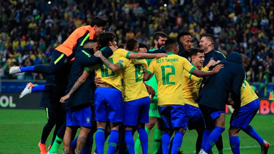 Brasil sufrió pero eliminó a Paraguay por penales.