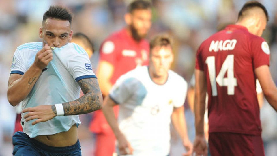 La Albiceleste logró un claro triunfo ante Venezuela y ahora va por Brasil.