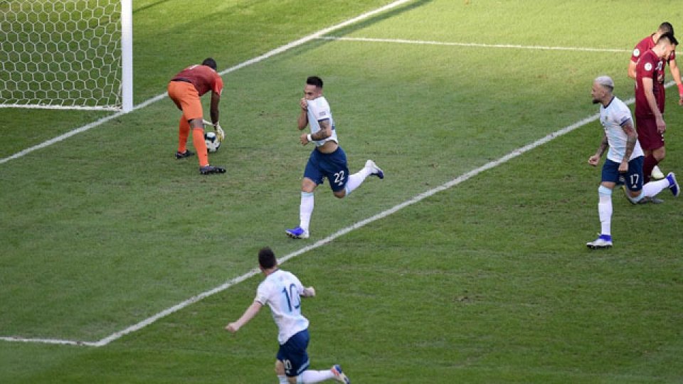 La Albiceleste logró un claro triunfo ante Venezuela y ahora va por Brasil.