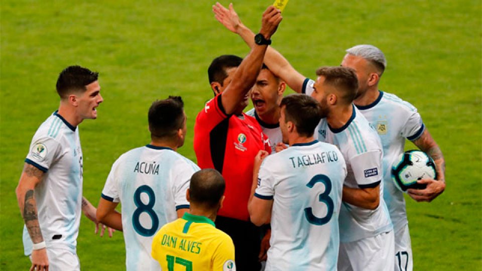 Argentina cayó ante Brasil y quedó eliminada de la Copa América.