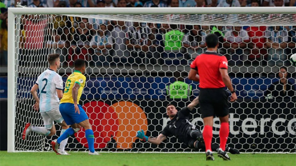 Argentina cayó ante Brasil y quedó eliminada de la Copa América.