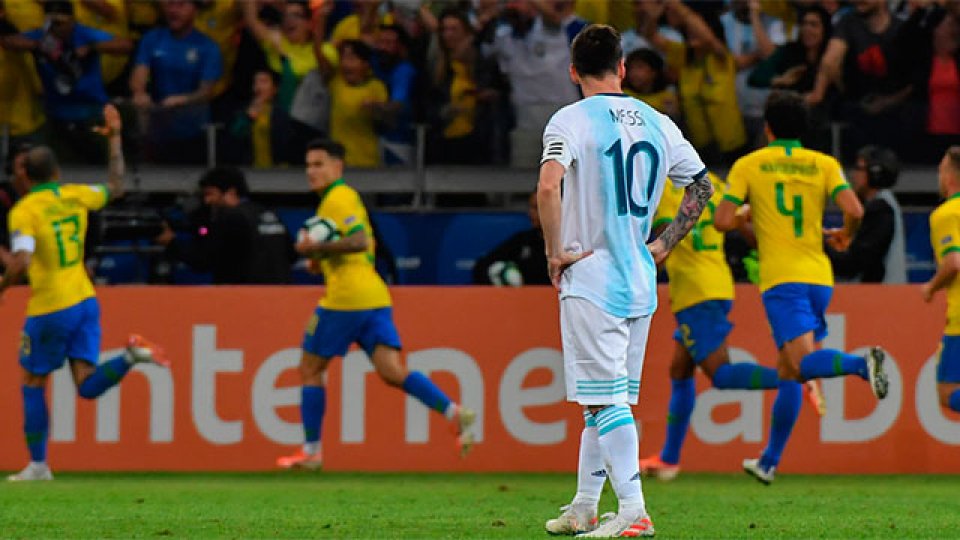 Argentina cayó ante Brasil y quedó eliminada de la Copa América.