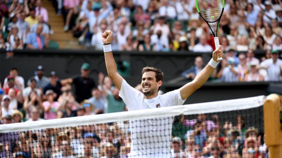 Hazaña de Coco, que dio vuelta un complicado partido y avanzó en Wimbledon.