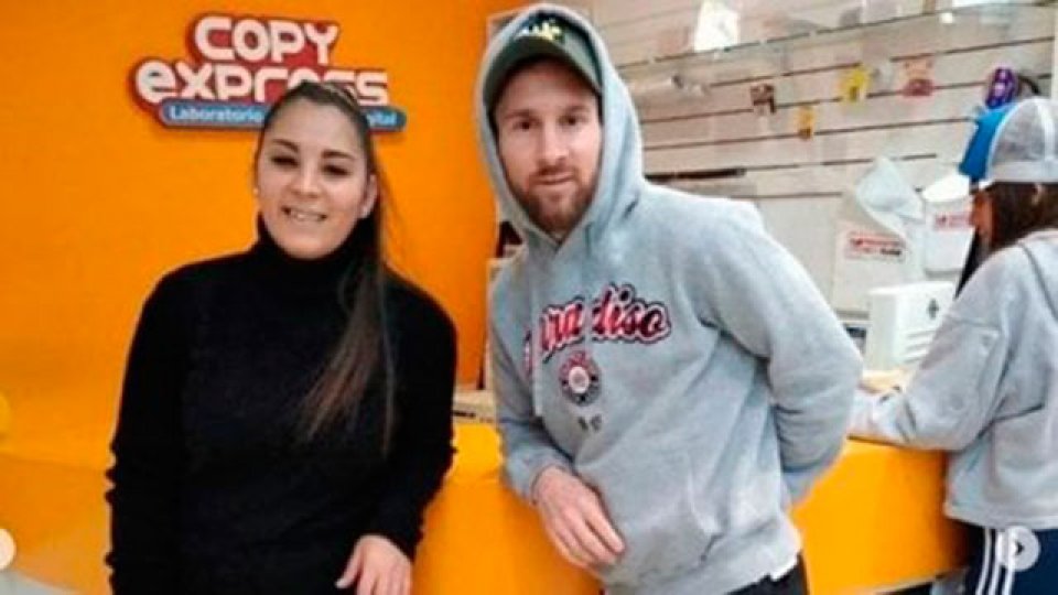 Messi fue a sacarse una foto carnet y revolucionó un shopping.