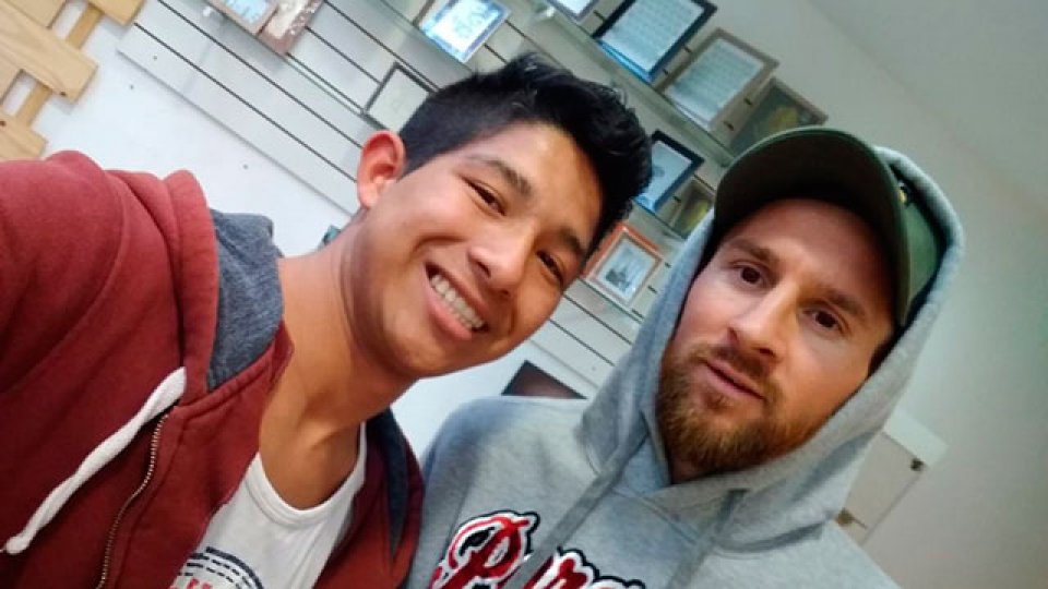 Messi fue a sacarse una foto carnet y revolucionó un shopping.