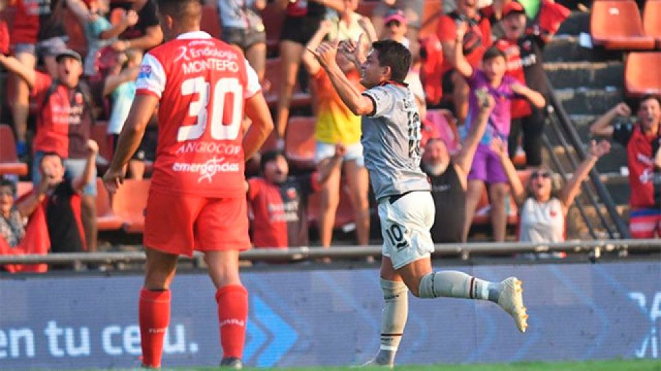 Colón enfrenta a Argentinos, por la ida de los octavos de final.