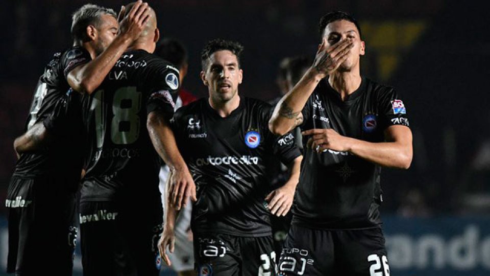 Argentinos se llevó una gran victoria ante Colón en Santa Fe.