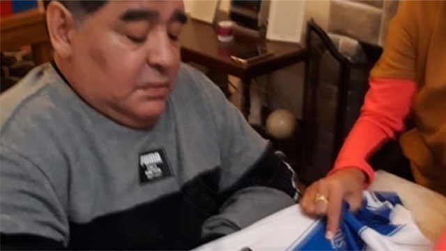 Diego Armando Maradona firmó una camiseta de Sportivo Urquiza.