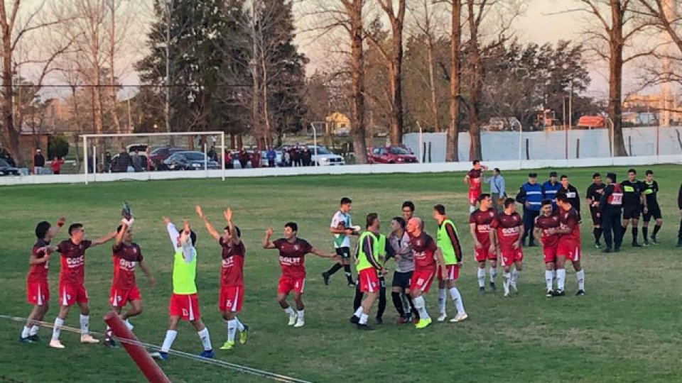 Los jugadores de Atlético festejan luego de la victoria ante Sarmiento. Los jugadores de Atlético festejan luego de la victoria ante Sarmiento.