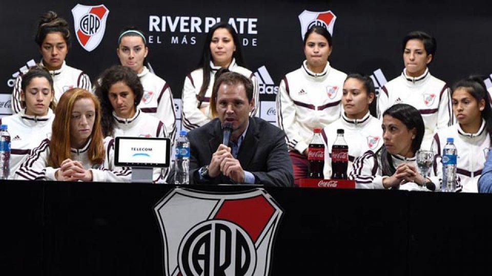 River presentó al plantel femenino con la firma de 15 contratos profesionales.