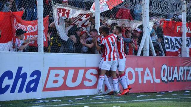 Estudiantes derrotó 2-0 a Mitre de Santiago del Estero y se clasificó.