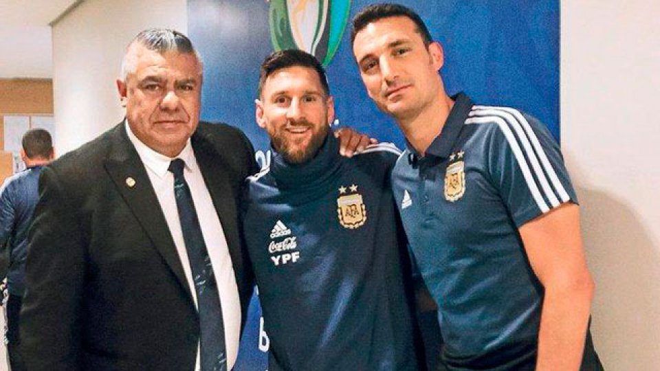 Tapia se presenta en Conmebol para defender a Messi.