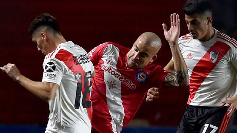 River no pudo ante el Bicho, comenzó perdiendo y rescató un punto.