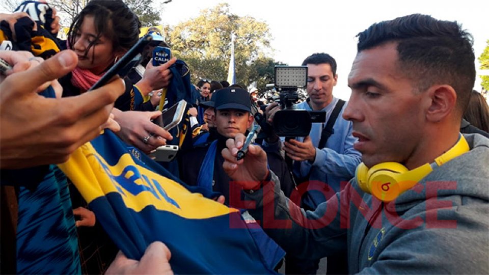 Los hinchas de Boca esperaron la llegada del plantel Xeneize en Paraná.