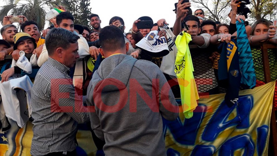 Los hinchas de Boca esperaron la llegada del plantel Xeneize en Paraná.