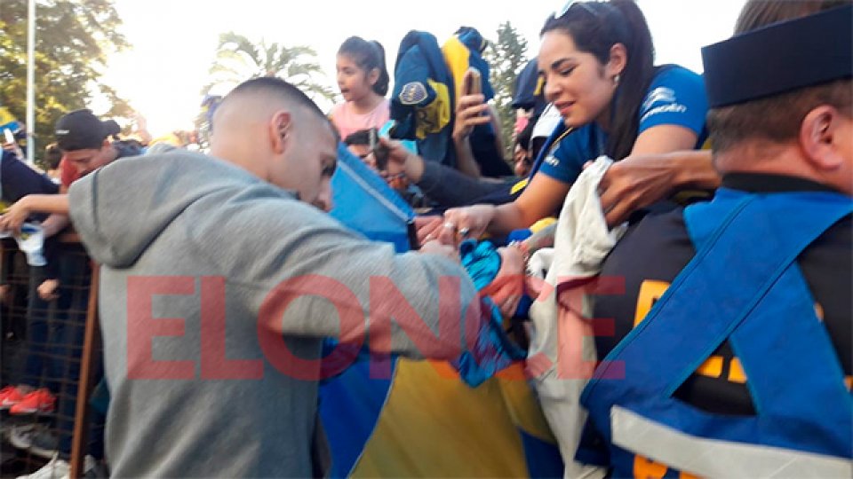Los hinchas de Boca esperaron la llegada del plantel Xeneize en Paraná.
