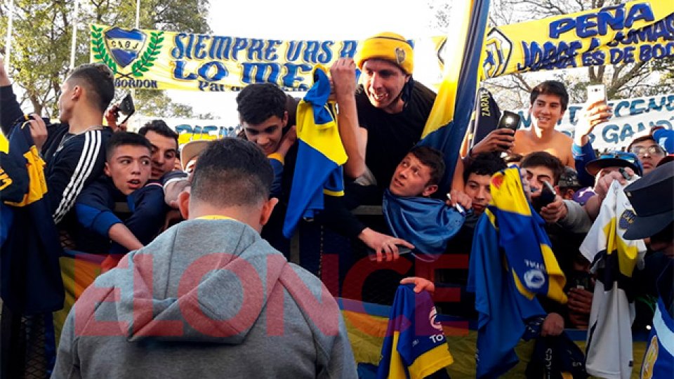 Los hinchas de Boca esperaron la llegada del plantel Xeneize en Paraná.