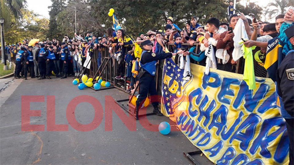 Los hinchas de Boca esperaron la llegada del plantel Xeneize en Paraná.
