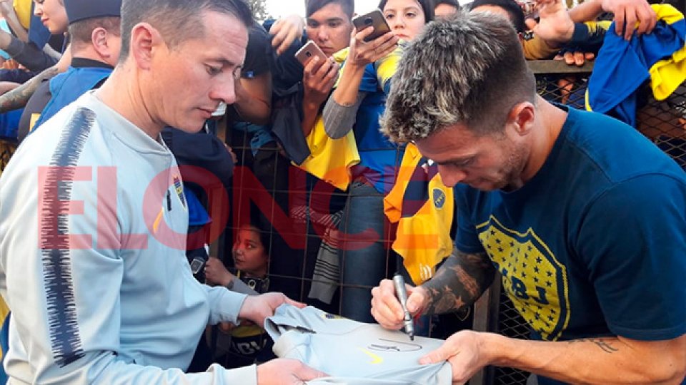 Los hinchas de Boca esperaron la llegada del plantel Xeneize en Paraná.