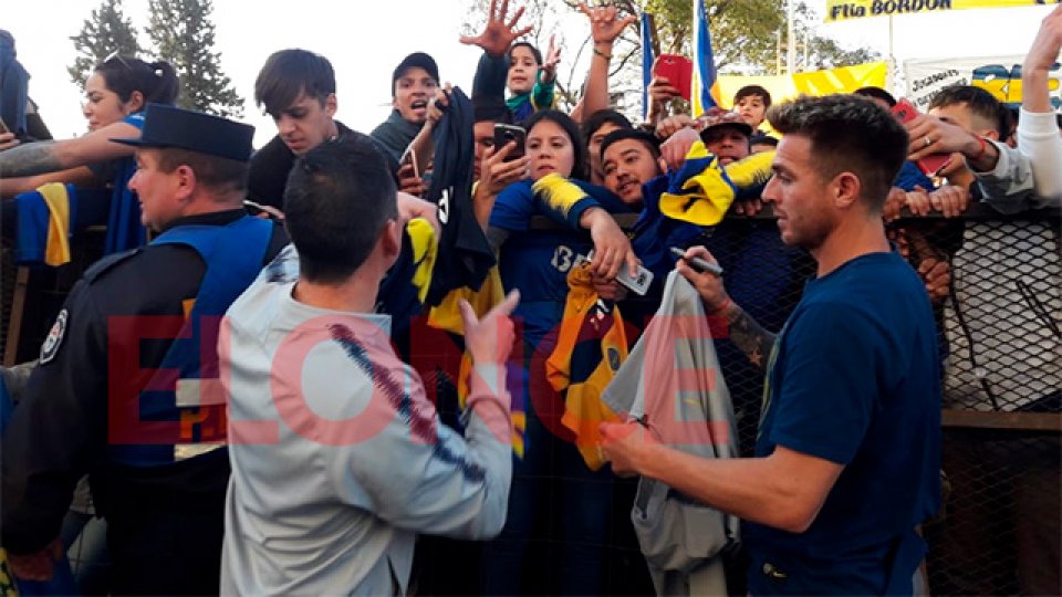 Los hinchas de Boca esperaron la llegada del plantel Xeneize en Paraná.