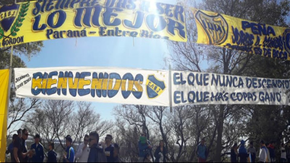 Los hinchas de Boca esperaron la llegada del plantel Xeneize en Paraná.