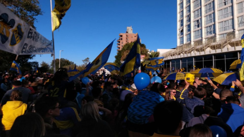 Los hinchas de Boca esperaron la llegada del plantel Xeneize en Paraná.