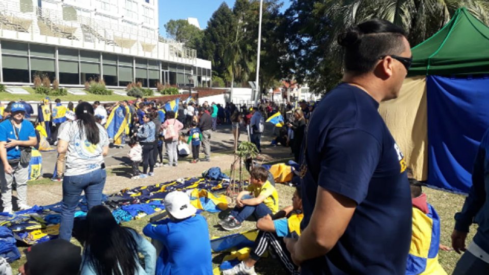 Los hinchas de Boca esperaron la llegada del plantel Xeneize en Paraná.