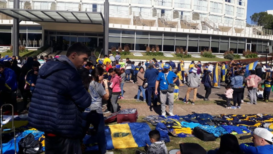 Los hinchas de Boca esperaron la llegada del plantel Xeneize en Paraná.