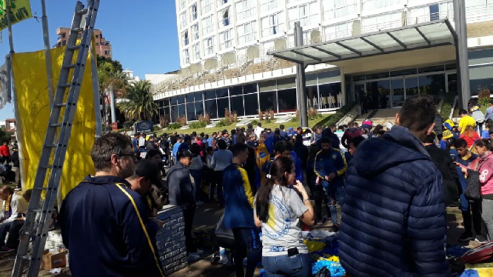 Los hinchas de Boca esperaron la llegada del plantel Xeneize en Paraná.