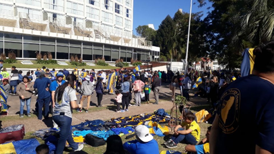 Los hinchas de Boca esperaron la llegada del plantel Xeneize en Paraná.