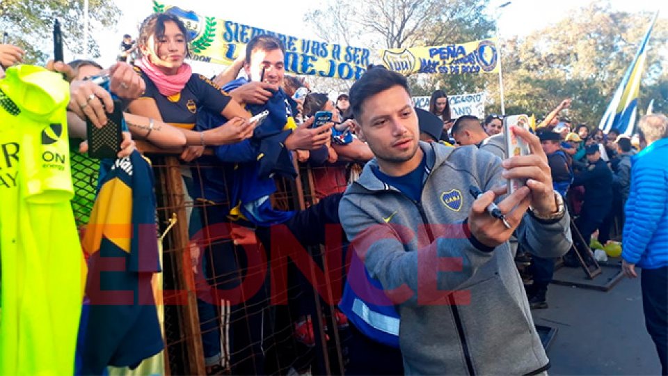 Los hinchas de Boca esperaron la llegada del plantel Xeneize en Paraná.