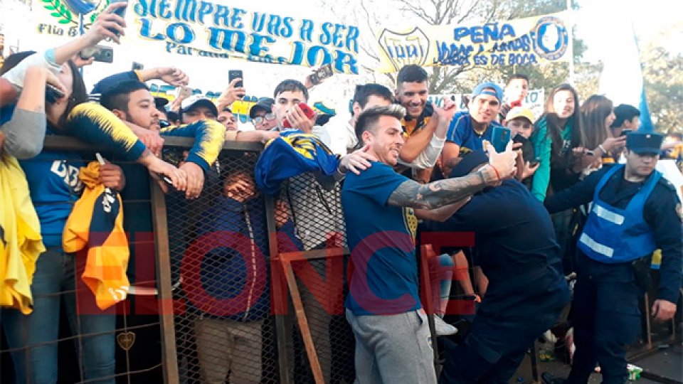 Los hinchas de Boca esperaron la llegada del plantel Xeneize en Paraná.