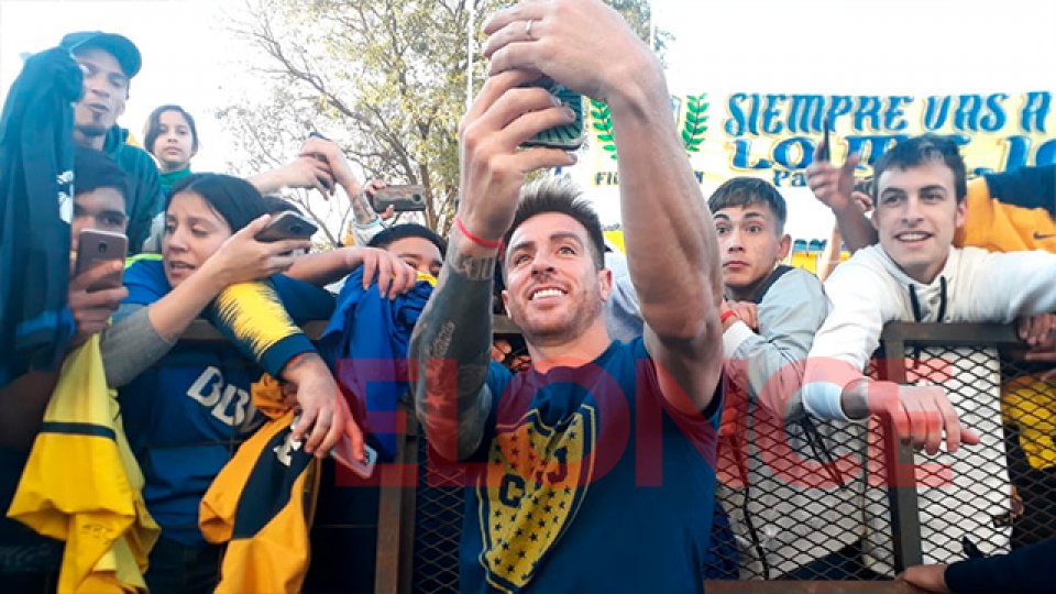 Los hinchas de Boca esperaron la llegada del plantel Xeneize en Paraná.