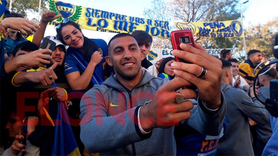 Los hinchas de Boca esperaron la llegada del plantel Xeneize en Paraná.