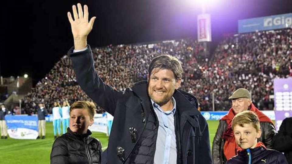 Sebastián Bértoli homenajeado en el estadio Grella.