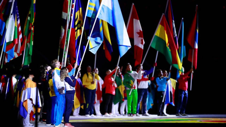 Delfina Pignatiello fue la abanderada en la ceremonia de clausura.
