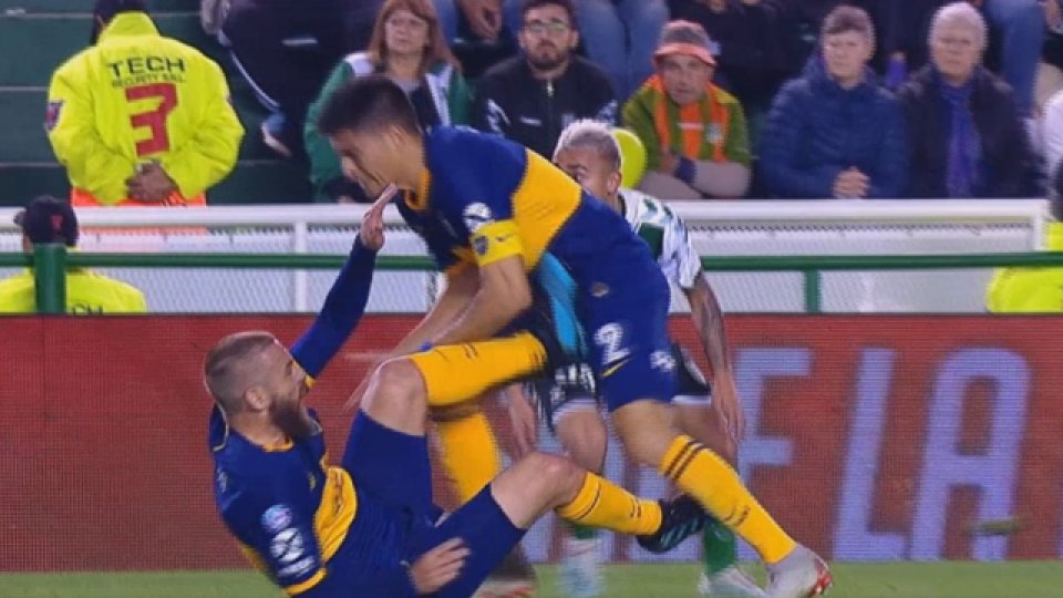 El Guerrero Goltz recibió un fuerte golpe por parte de su compañero De Rossi.