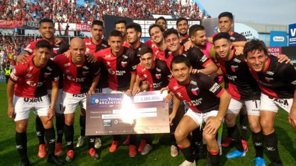 Colón espera en Octavos por el ganador entre Atlético Tucumán y Boca Unidos.