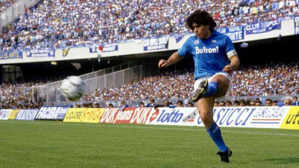 "Nombramos el Estadio San Paolo en honor a Maradona", confirmó Di Magistris.