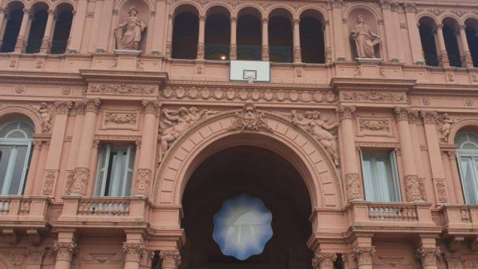 La fachada de la Casa Rosada amaneció con un aro de básuqet.