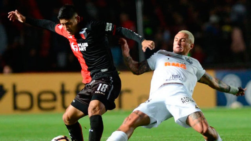 Colón lo dio vuelta en el final y se quedó con la primera semifinal.