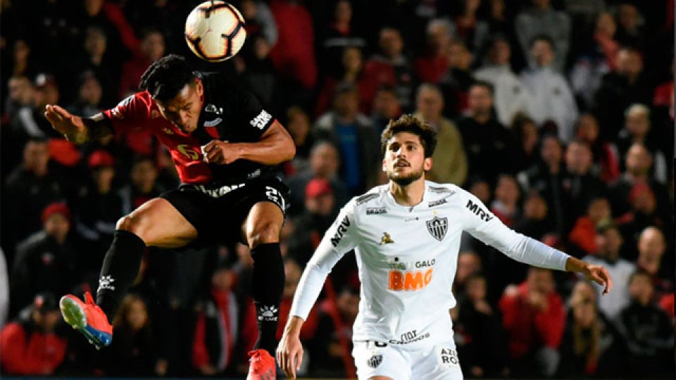 Colón lo dio vuelta en el final y se quedó con la primera semifinal.