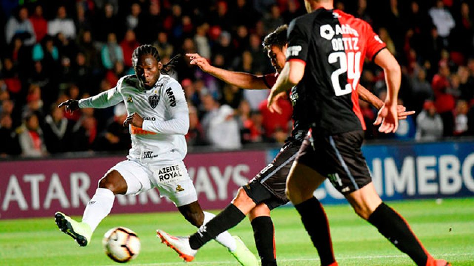 Colón lo dio vuelta en el final y se quedó con la primera semifinal.