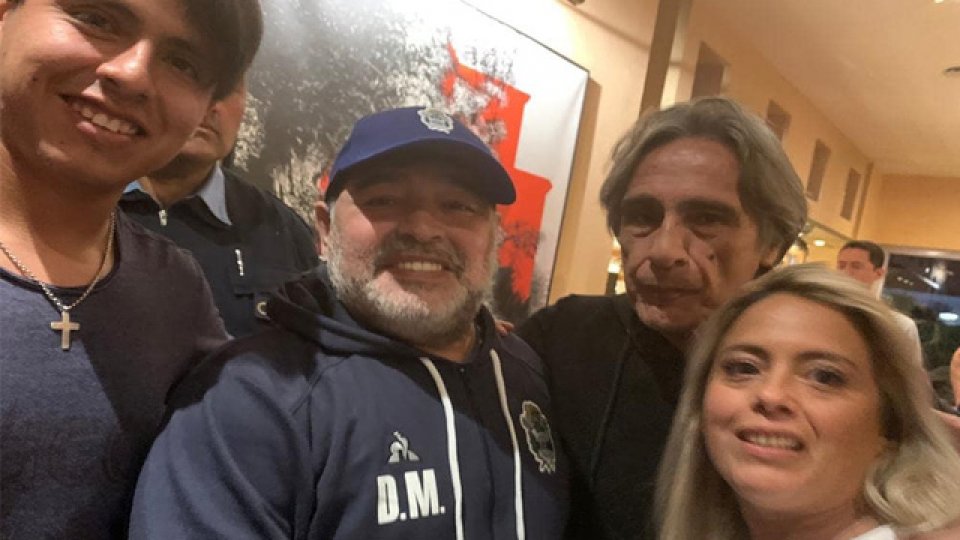 El emotivo reencuentro de dos campeones mundiales: Maradona y Valencia