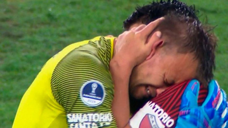 El emotivo abrazo de Leonardo Burián y el Pulga Rodríguez.