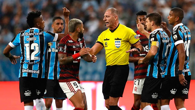 Pitana anuló tres goles en Flamengo-Gremio.