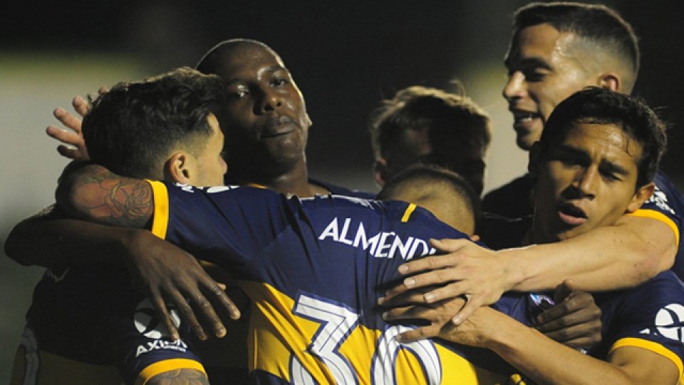 con lo justo, el Xeneize venció al Halcón y es el único líder de la Superliga.