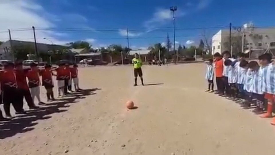 Se produjeron diez tiros en un partido de fútbol infantil.