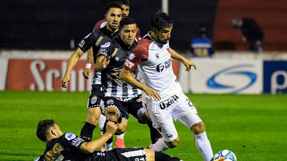 Estudiantes de Buenos Aires eliminó a Colón por penales y es semifinalista.